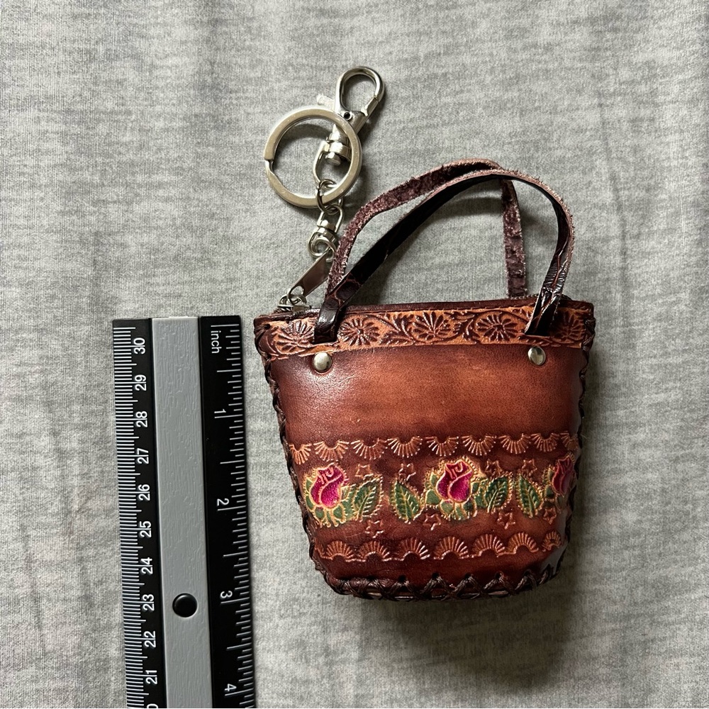 Vintage brown leather coin purse keichain with engraved flowers - Picture 2 of 5